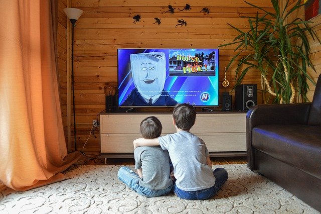 Bild på två barn som tittar på film tillsammans.